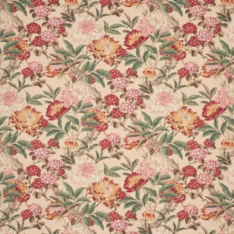 Colefax & Fowler Pendine Red/Forest: linnen stof met rode bloemen en groene bladeren op een lichte ondergrond
