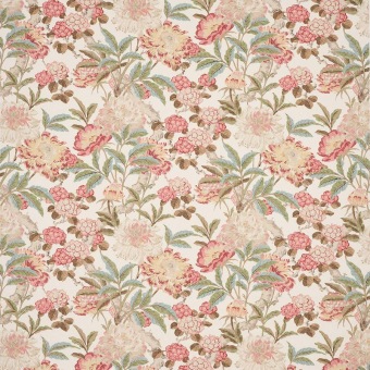 Colefax & Fowler Pendine Pink/Green: linnen bloemenstof met roze bloemen en groene bladeren op een lichte ondergrond