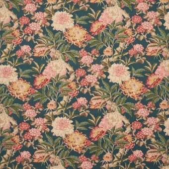 Colefax & Fowler Pendine Navy: linnen bloemenstof met roze bloemen en groene bladeren op een donkerblauwe ondergrond