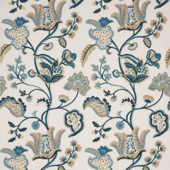 Colefax & Fowler Seymour Blue: geborduurde stof met een levensboom en bloemen