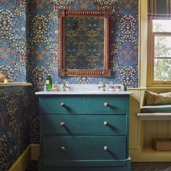 Blackthorn Indigo behang in interieur