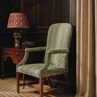 Fauteuil bekleed met Milton Leaf Green F5001-03, sfeerbeeld van het dessin