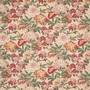 Colefax & Fowler Pendine Red/Forest: linnen stof met rode bloemen en groene bladeren op een lichte ondergrond