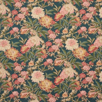 Colefax & Fowler Pendine Navy: linnen bloemenstof met roze bloemen en groene bladeren op een donkerblauwe ondergrond