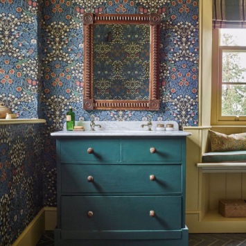 Blackthorn Indigo behang in interieur
