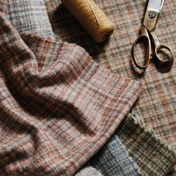 Osborne & Little Rannoch Wools Brae F8143-04 Charcoal / Chestnut interieur