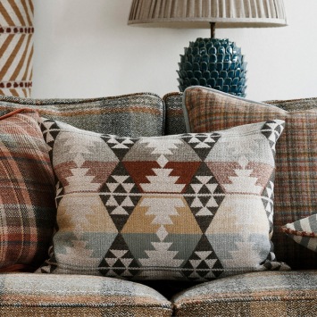 Osborne & Little Rannoch Wools Caledonia F8140-01 Aqua / Terracotta interieur