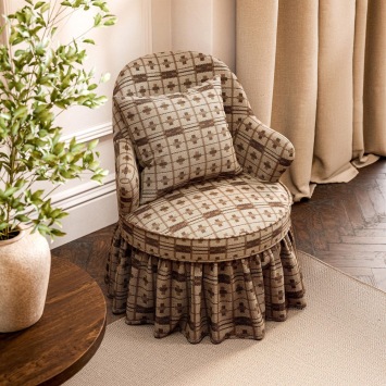 Cotswold Check Linen/Muntjac op een fauteuil