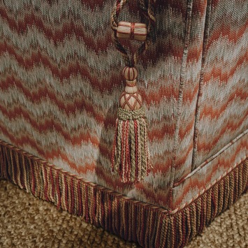 Detail van bank bekleed met Tremaine Tomato/Green F4982-03