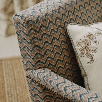 Detail van fauteuil bekleed met Zita Blue/Taupe F5000-04