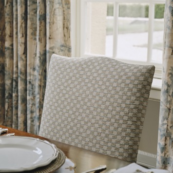 Detail van eetkamerstoel met Harbury Beige F4987-03