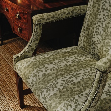 Detail van fauteuil bekleed met Milton Leaf Green F5001-03