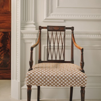 Stoel bekleed met Harbury Sienna F4987-07, sfeerbeeld van het dessin